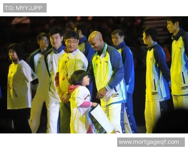 马布里携手妻子在北京参与公益活动，为社会公益事业贡献力量